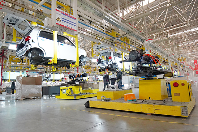 總裝生產線上AGV智能搬運機器人在運送物料。本報記者  劉冰  攝.JPG